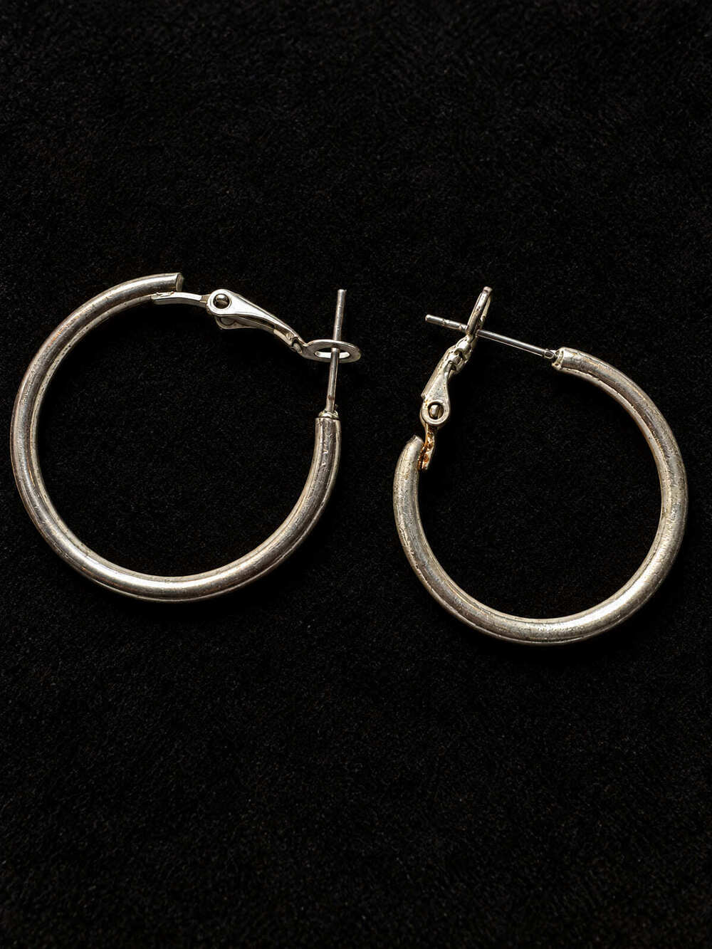 ⚜️ Silver-Tone Hoop Earrings | Everyday Classic | Medium Pair 💗